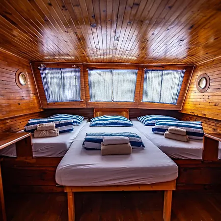 Bay Houseboats بوتيل