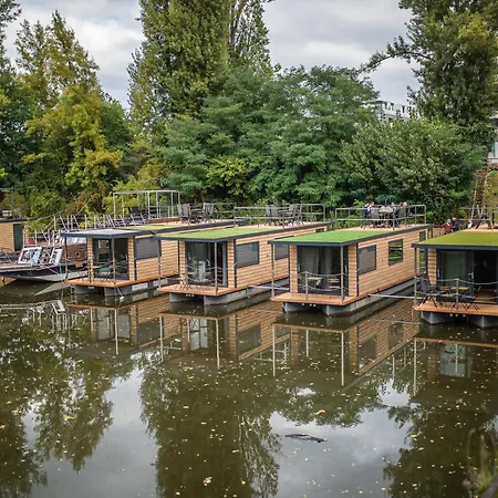 Bay Houseboats 3*