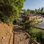 Bay Houseboats Hotel en barco Praga