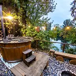 Bay Houseboats 3*