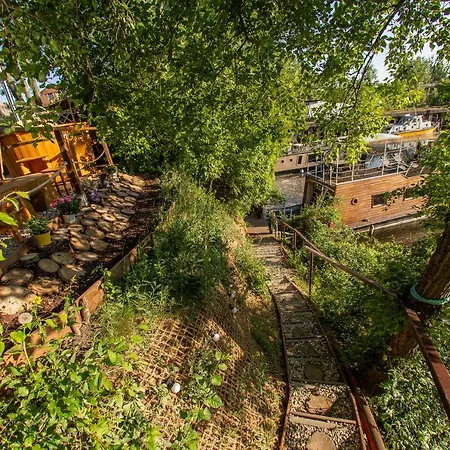 Úszó hotel Bay Houseboats