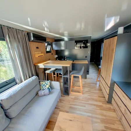 Úszó hotel Bay Houseboats
