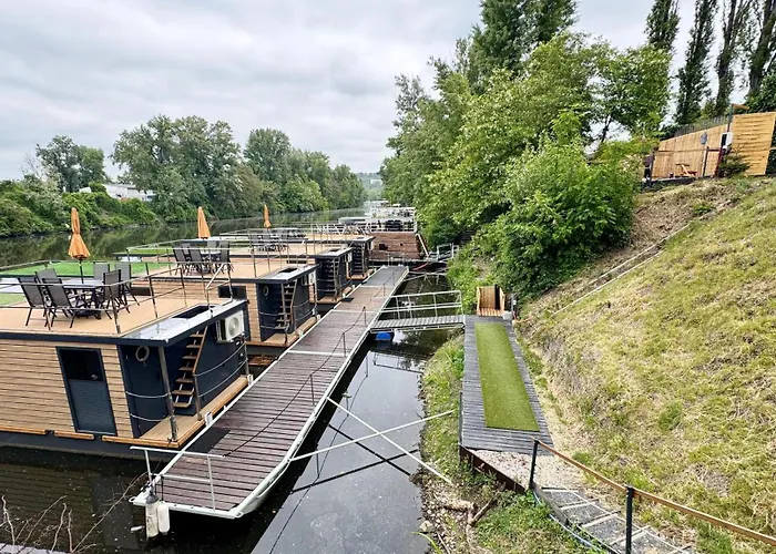 Bay Houseboats