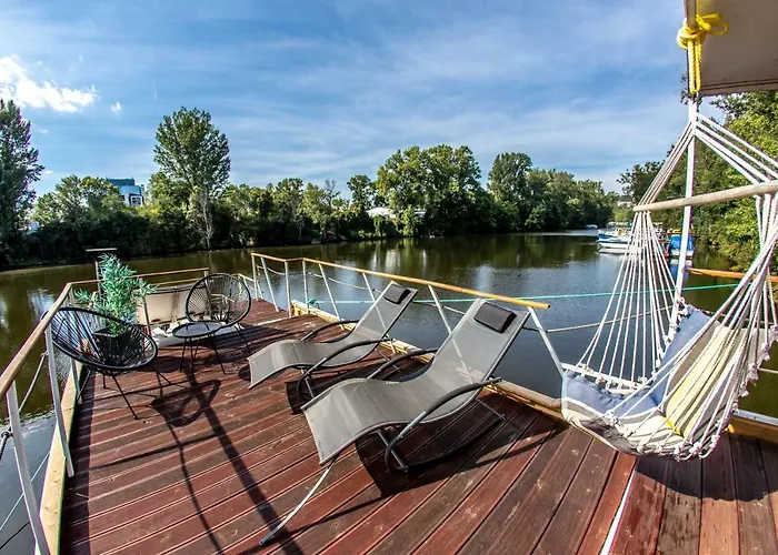 Bay Houseboats