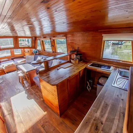 Bay Houseboats 3* Prag