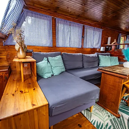 Bay Houseboats براغ