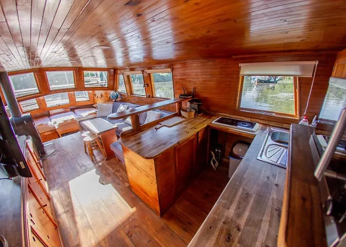 Bay Houseboats 3* Prag