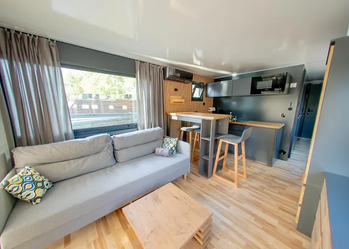 Bay Houseboats 보트호텔 3*