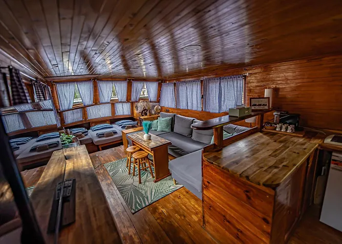 Bay Houseboats 보트호텔 3*