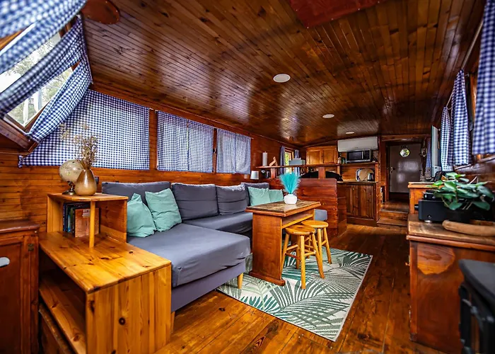 Bay Houseboats 3*