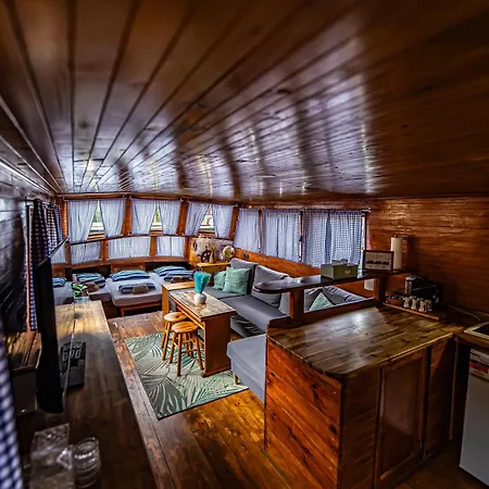 Bay Houseboats Botel Prag