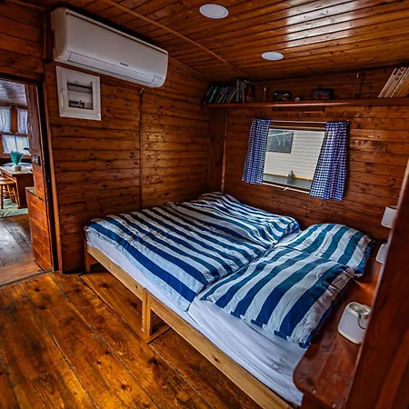 Πλωτό κατάλυμα Bay Houseboats