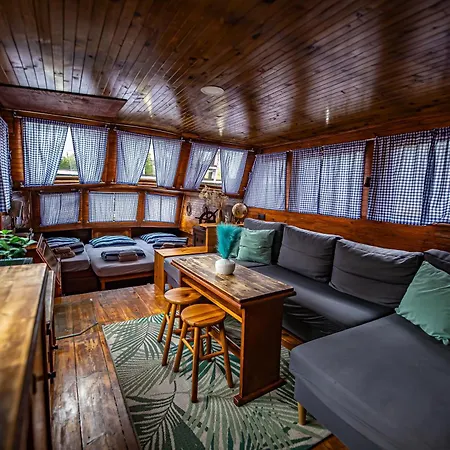 Botel Bay Houseboats Praag