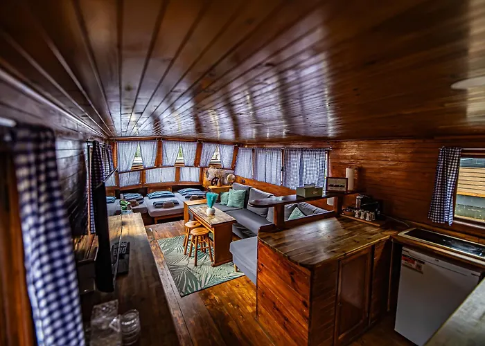 Bay Houseboats Botel Prag