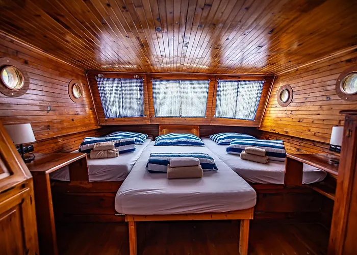 Bay Houseboats Botel