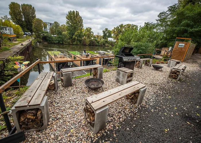 Bay Houseboats Botel Prag