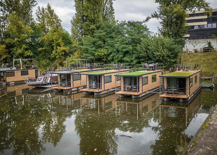 Bay Houseboats 3*