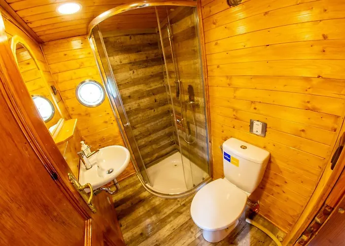Bay Houseboats 3*